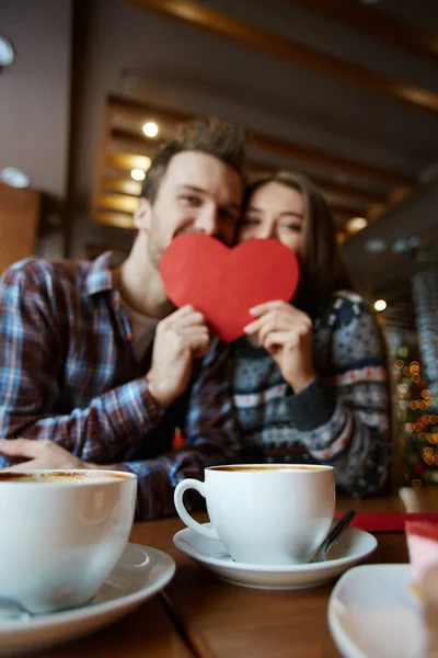 两个咖啡杯和情意绵绵的情侣 — 图库照片