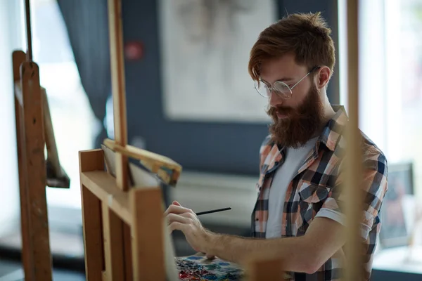 Man with palette painting — Stock Photo, Image