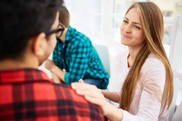 Flicka uttrycker empati till en grupp kompisar — Stockfoto