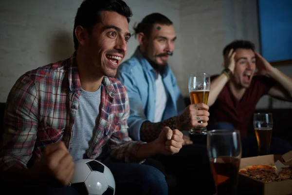 Vrienden kijken naar voetbalwedstrijd — Stockfoto