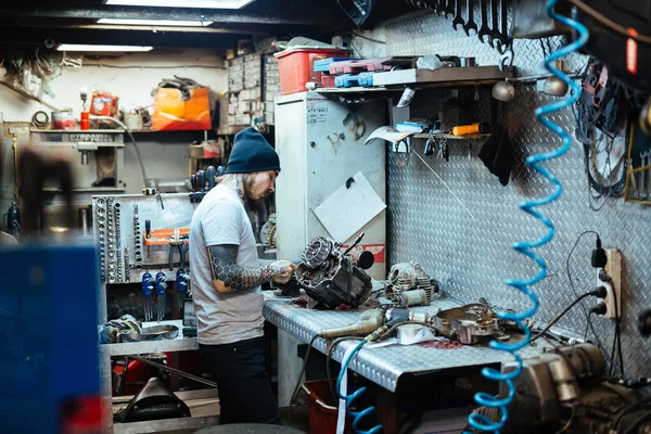 Tukang reparasi modern bekerja di garasi — Stok Foto