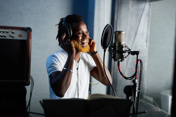Pop-singer recording his songs in studio — Stock Photo, Image