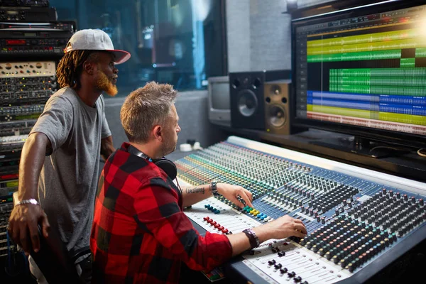 Sound Operatoren, die die Frequenz der Geräusche anpassen — Stockfoto