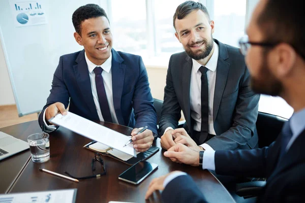 Businespeople signing contract — Stock Photo, Image