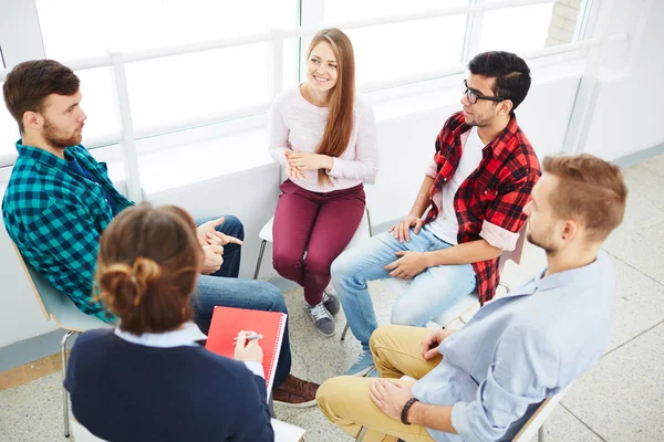 Begeleiding groep luisteren naar jonge man — Stockfoto