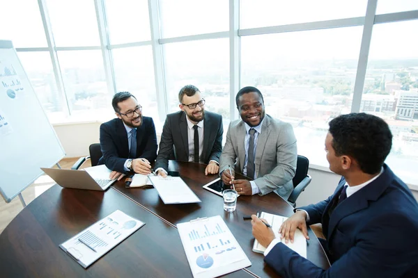 Säker businessmet på conferince — Stockfoto