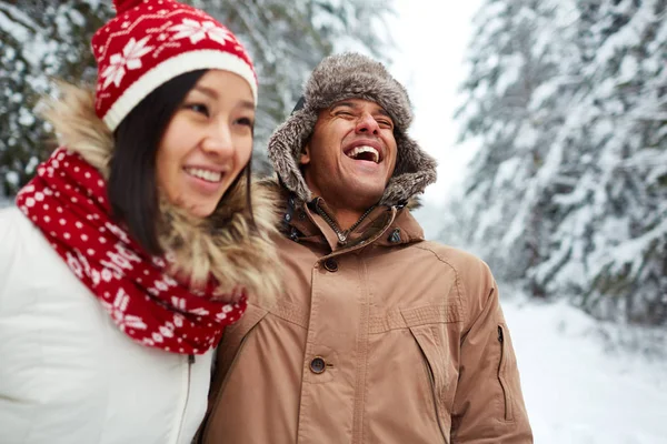 Paar lacht an einem winterlichen Tag — Stockfoto