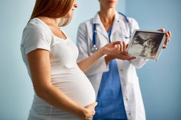 Medico con ecografia elettronica del nascituro — Foto Stock