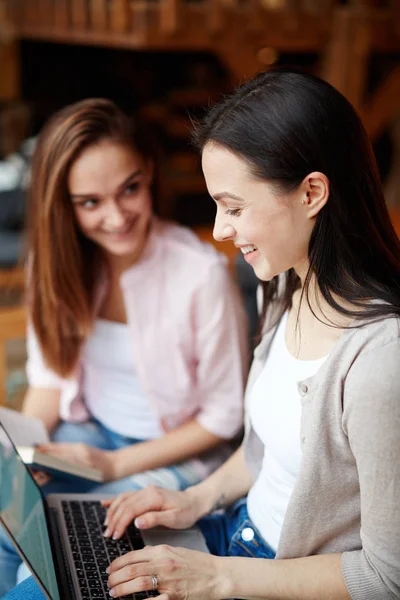 Estudiante feliz escribiendo en el ordenador portátil — Foto de Stock