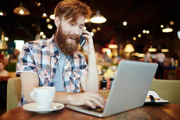 Jovem comerciante com laptop — Fotografia de Stock