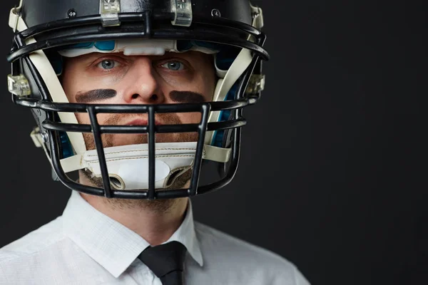 Leider in rugby helm — Stockfoto