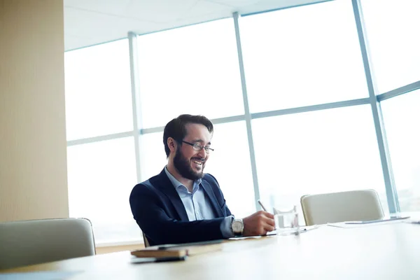 Asian businessman making notes — Stock Photo, Image