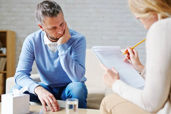 Uomo stanco di ascoltare il suo psicologo — Foto Stock