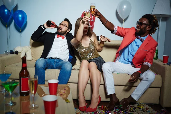 Pár, opékání flétny šampaňského na party — Stock fotografie