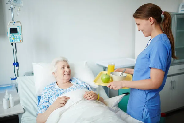 Frukost för senior patient — Stockfoto