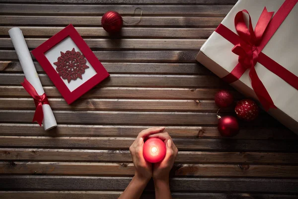Hořící svíčka s obklopena vánočními symboly — Stock fotografie