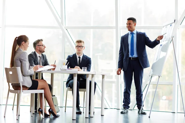 Homem explicando estatísticas financeiras — Fotografia de Stock