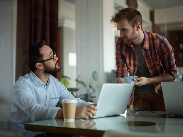 Colleagues discussing sales — Stock Photo, Image