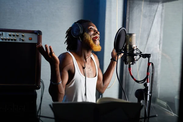 Intérprete cantando y grabando canciones — Foto de Stock