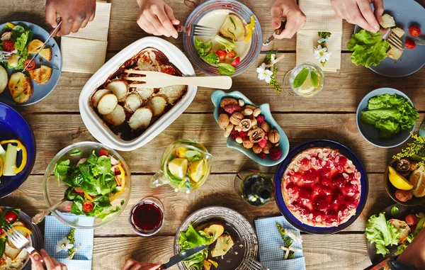 Handen over feestelijke tafel tijdens het diner — Stockfoto