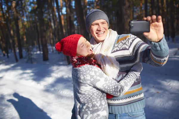 Kadın kocasıyla selfie yapma — Stok fotoğraf