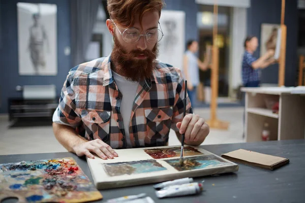 Man making sketches — Stock Photo, Image