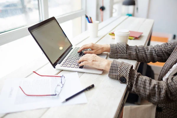 Affärskvinna som använder bärbar dator — Stockfoto