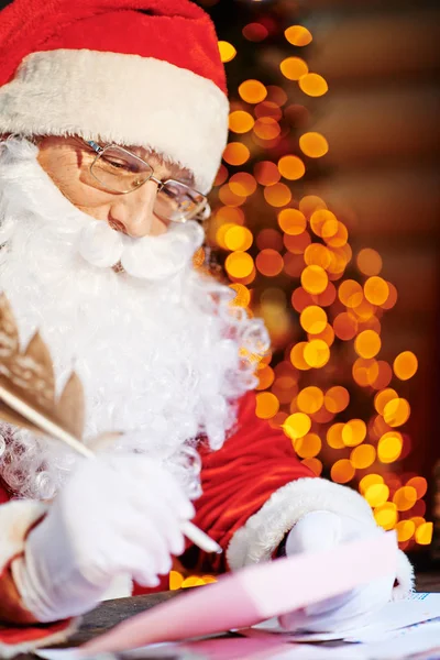 Santa Claus escribiendo una carta de Navidad — Foto de Stock