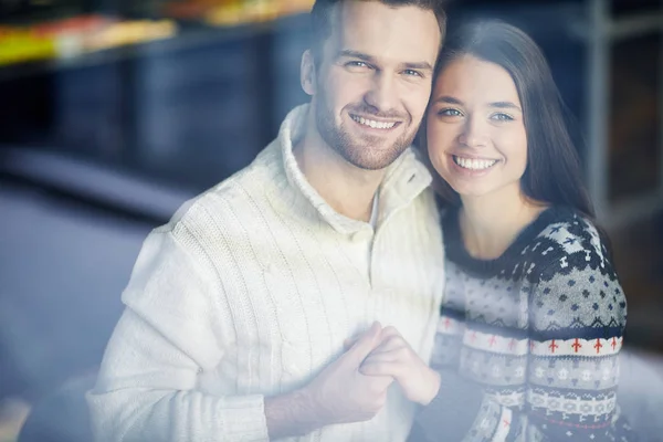 Casal sorridente em camisolas quentes — Fotografia de Stock