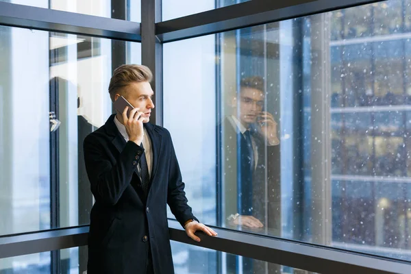 Işadamı cep telefonunuzun konuşma — Stok fotoğraf