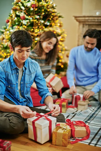 Jongen koppelverkoop knoop bovenop de doos van de gift — Stockfoto