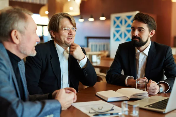 Hommes d'affaires parlant dans un café — Photo