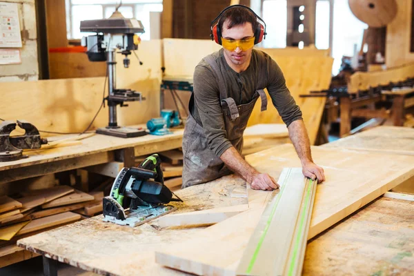 Mann arbeitet in Schreinerei — Stockfoto