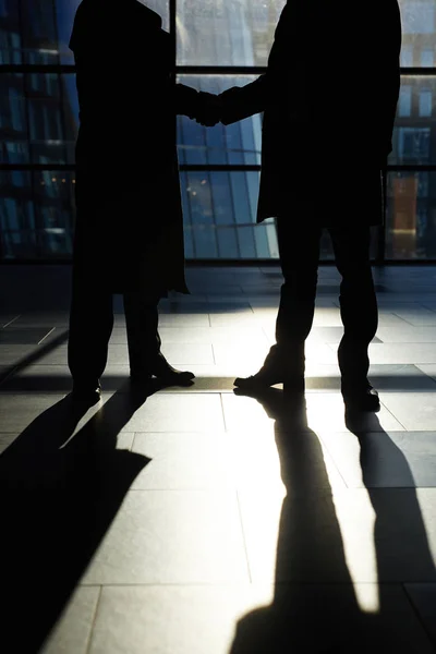 Homens de negócios handshake no centro de escritório — Fotografia de Stock