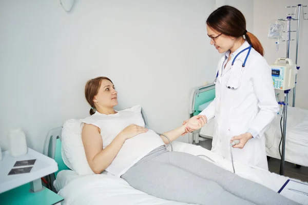 Mulher grávida medindo sua pressão arterial — Fotografia de Stock
