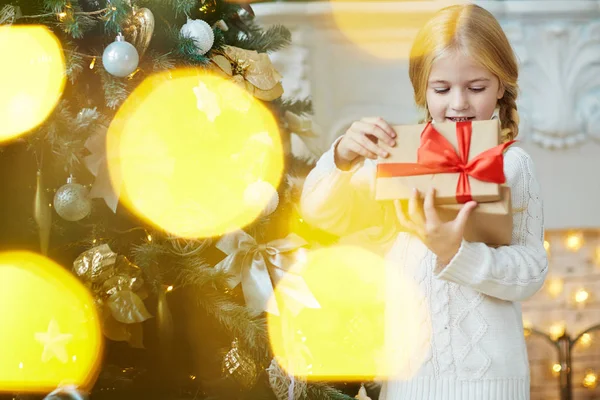 Kind op zoek naar de doos van de gift — Stockfoto