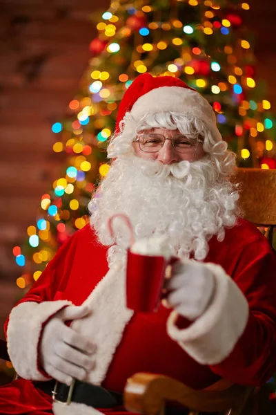 Vrolijke Santa met lekker drankje — Stockfoto