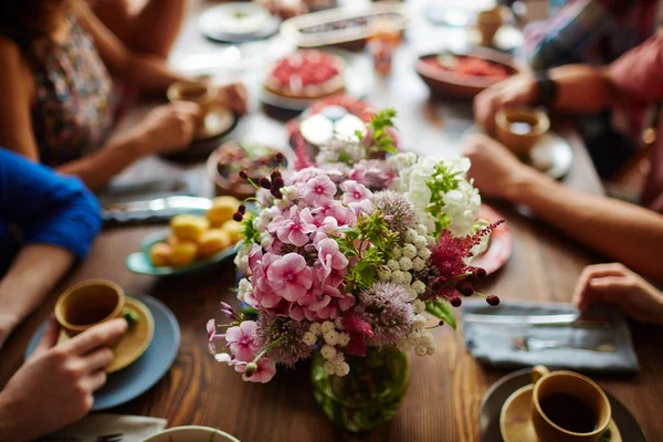 Bunch of pink flowers on festive table — Stock Photo, Image