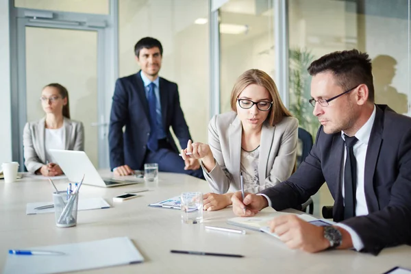 Les hommes d'affaires travaillant dans le bureau — Photo