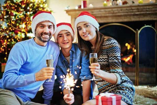 Familie mit Champagner und Bengallicht — Stockfoto