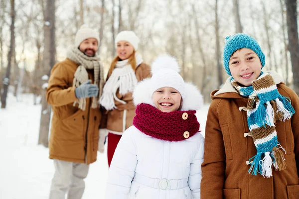 Frère et sœur en vêtements d'hiver — Photo