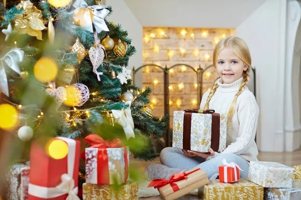 Criança bonita com presente de xmas embalado — Fotografia de Stock