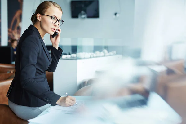 Secretaria hablando por teléfono — Foto de Stock