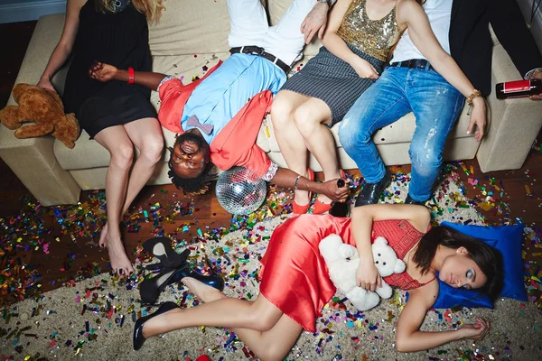 Borrachos durmiendo después de la fiesta — Foto de Stock