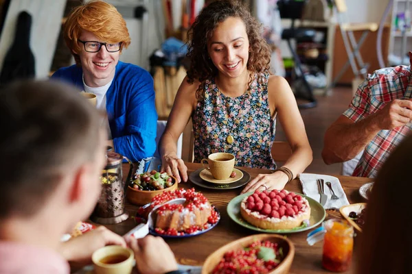 Les filles et les gars assis à la table de Thanksgiving — Photo