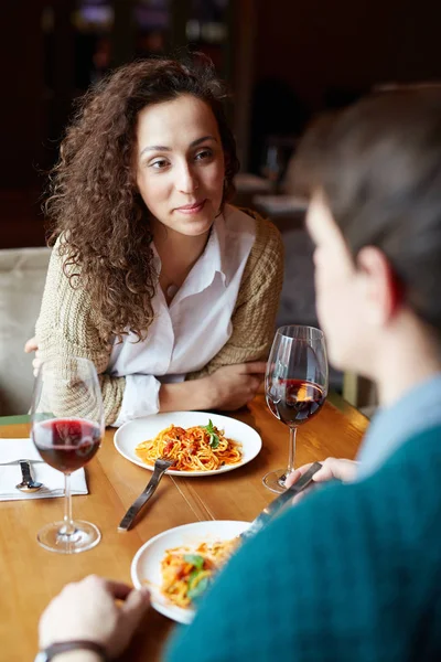 Donna guardando il suo fidanzato nel ristorante — Foto Stock