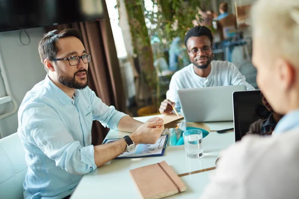 Discutere di finanze e vendite — Foto Stock