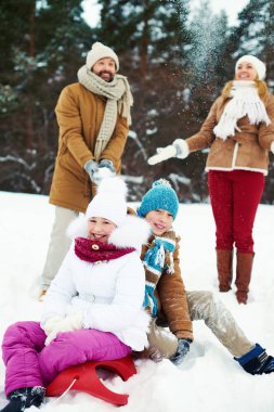 Çocuklar eğleniyor kızak üzerinde