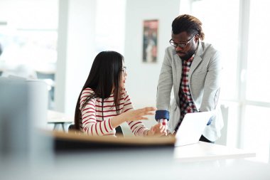 finansal istatistikleri tartışan meslektaşları