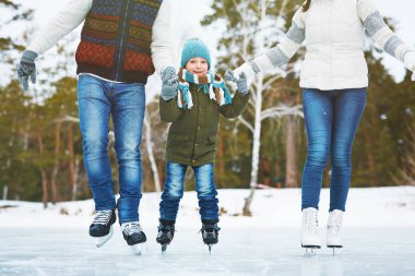 Buz pateni pisti üzerinde aile